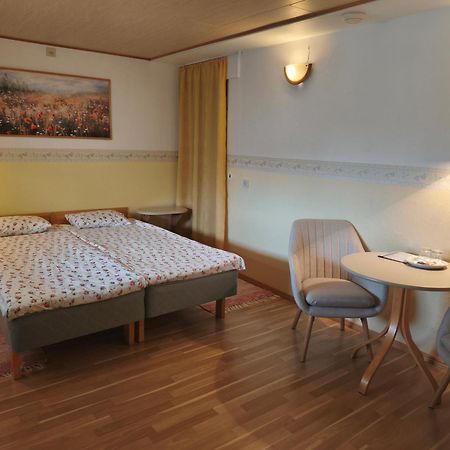 Paerna Guesthouse & Apartments Курессааре Экстерьер фото