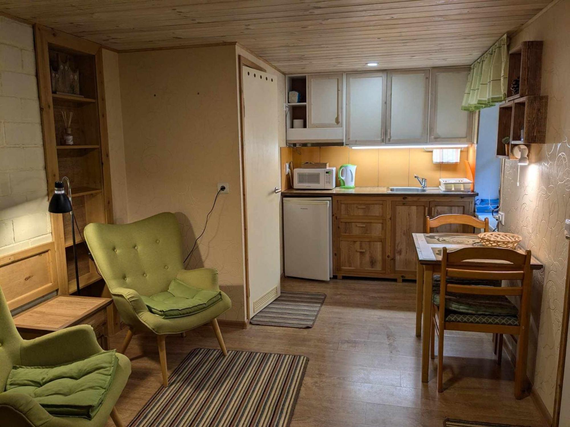 Paerna Guesthouse & Apartments Курессааре Экстерьер фото