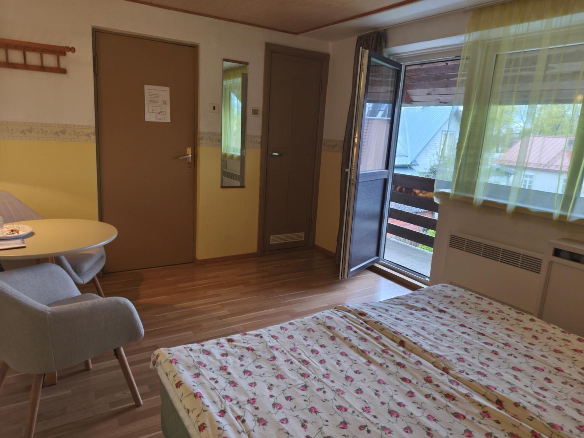 Paerna Guesthouse & Apartments Курессааре Экстерьер фото